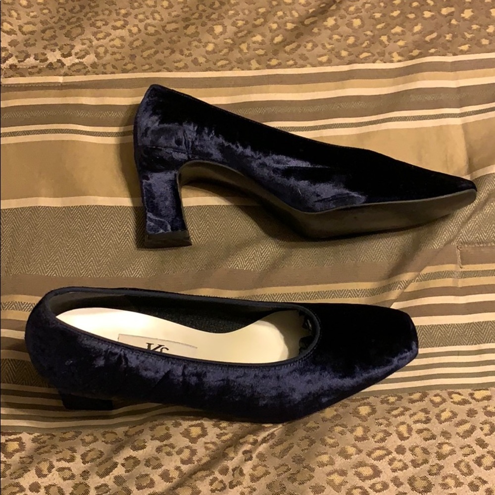 Navy heels